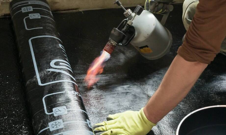 Jak układa się membranę EPDM na dachu płaskim i od czego zależy metoda montażu