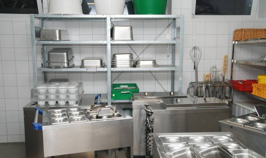 Jak stal nierdzewna pomaga zorganizować małe zaplecze kawiarni pod kątem higieny i odbioru sanitarnego