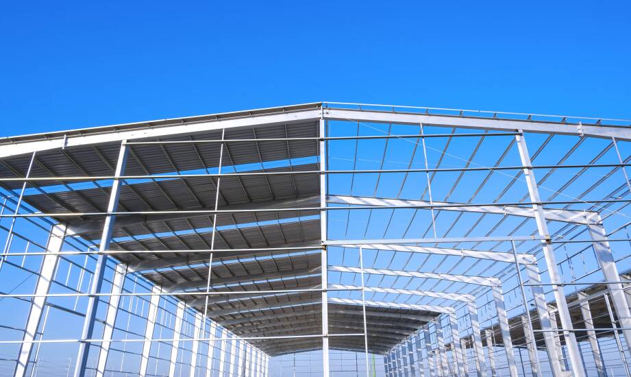 Jak grubość i rdzeń płyty warstwowej zmieniają parametry hali magazynowej