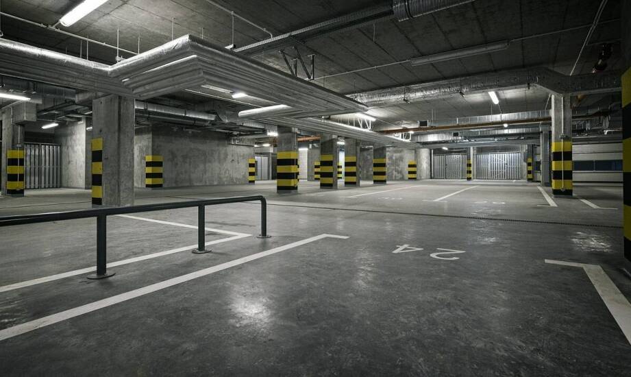 Kiedy posadzka betonowa, a kiedy warstwa utwardzana DTS sprawdza się w nadmorskich halach i parkingach