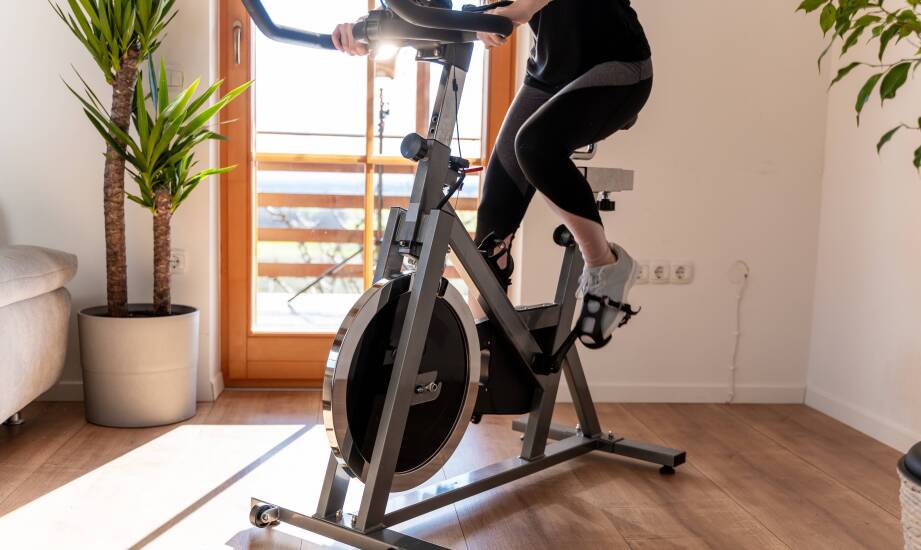 Rower treningowy do mieszkania — kiedy liczą się wymiary, stabilność i cicha praca