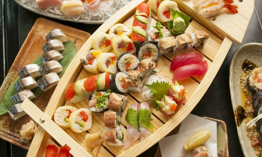 Jak włączyć sushi do menu przyjęcia w warszawskiej sali bankietowej