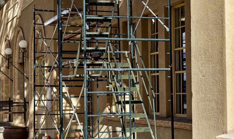 Jak rusztowanie elewacyjne porządkuje prace przy ociepleniu, naprawach tynku i malowaniu ścian