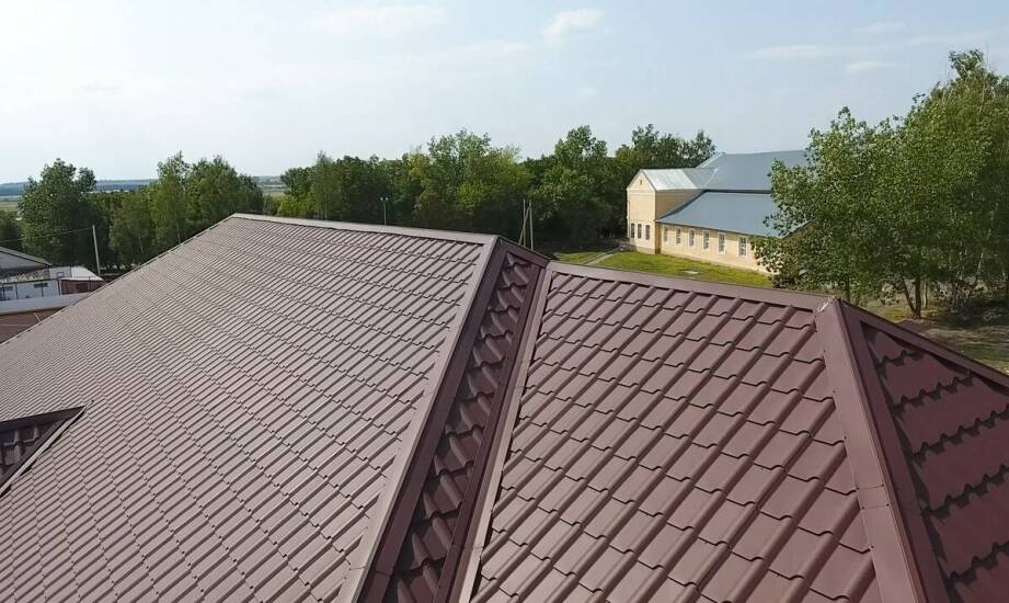 Kiedy lekkie blaszane pokrycie ma sens dla domu jednorodzinnego i budynku gospodarczego