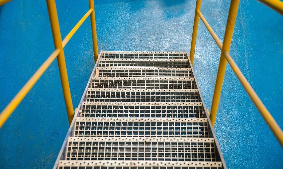Najczęstsze błędy przy montażu stopni kratowych i jak uniknąć kosztownych przeróbek