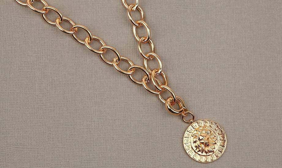 Złota biżuteria zodiakalna — kiedy symbol ma znaczenie, a kiedy liczy się materiał