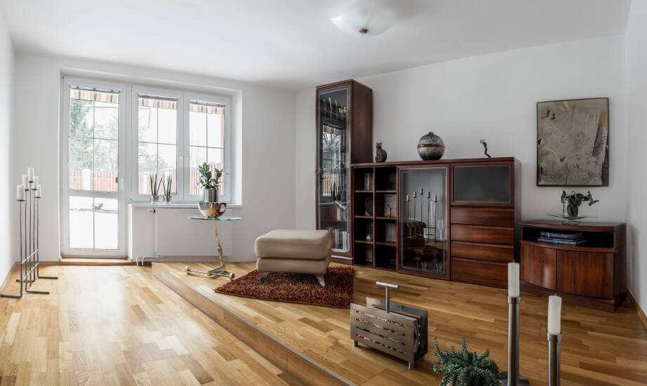 Dlaczego drewniana witryna o lekkiej bryle porządkuje nowoczesny salon bez ciężaru