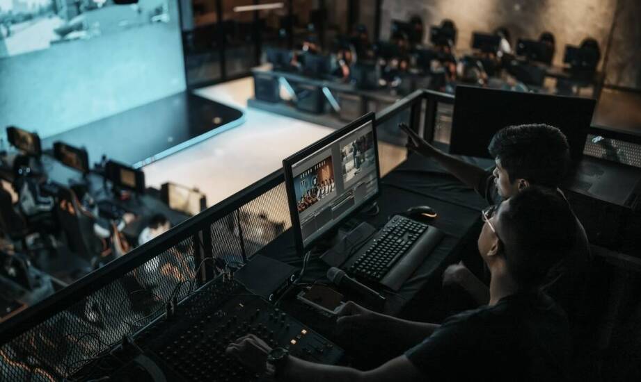 Co obejmuje obsługa imprezy poza samą muzyką i jak łączy prowadzenie z techniką