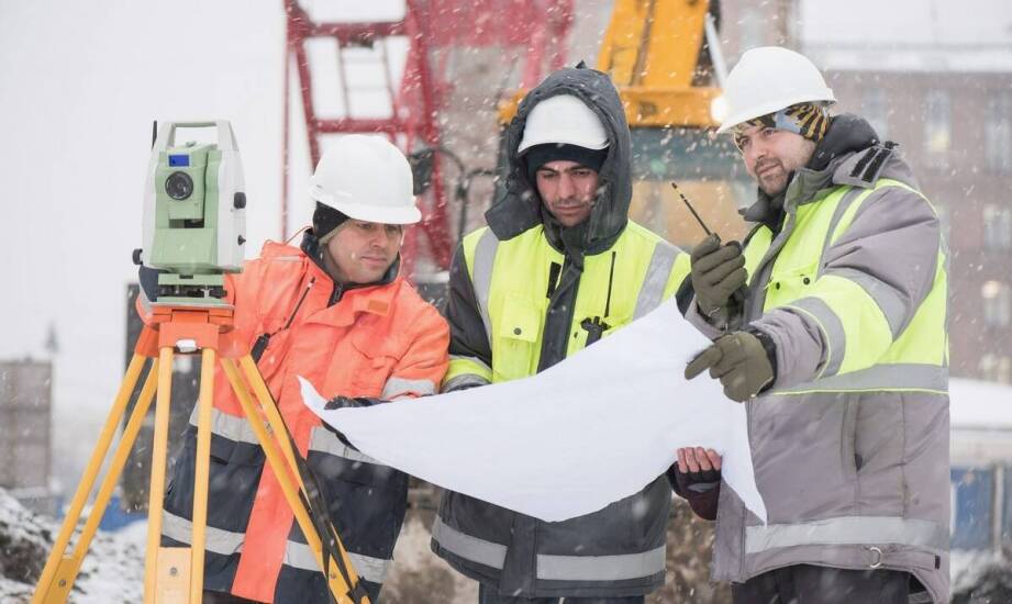 Ocieplenie w kurtkach do pracy: jak materiał wpływa na ciepło i swobodę ruchów zimą
