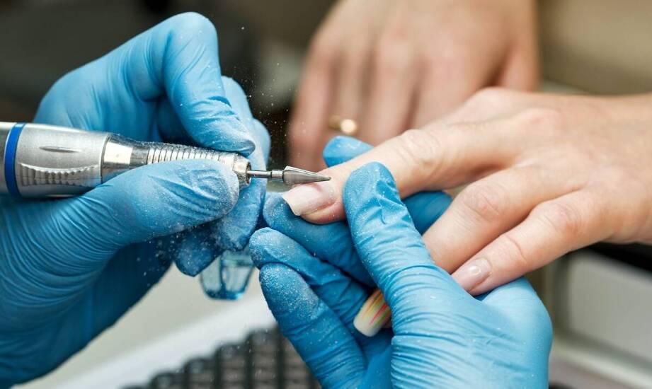 Jak myjka ultradźwiękowa pomaga doczyścić frezy i drobne narzędzia po manicure hybrydowym