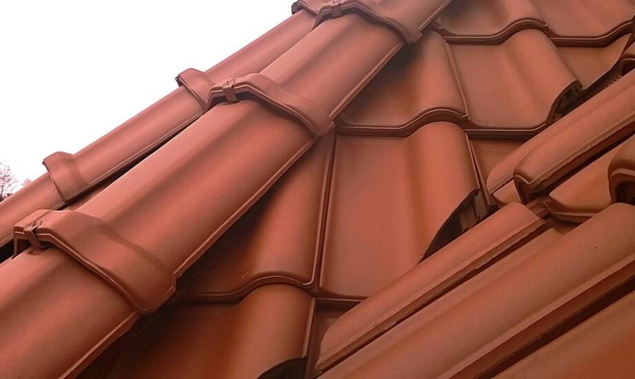 Które parametry dachówki ceramicznej warto sprawdzić przed wyborem modelu do połaci