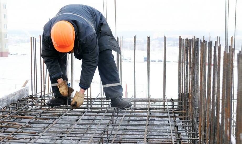 Od dokumentacji do betonowania — jak przebiega dzień pracy zbrojarza na budowie