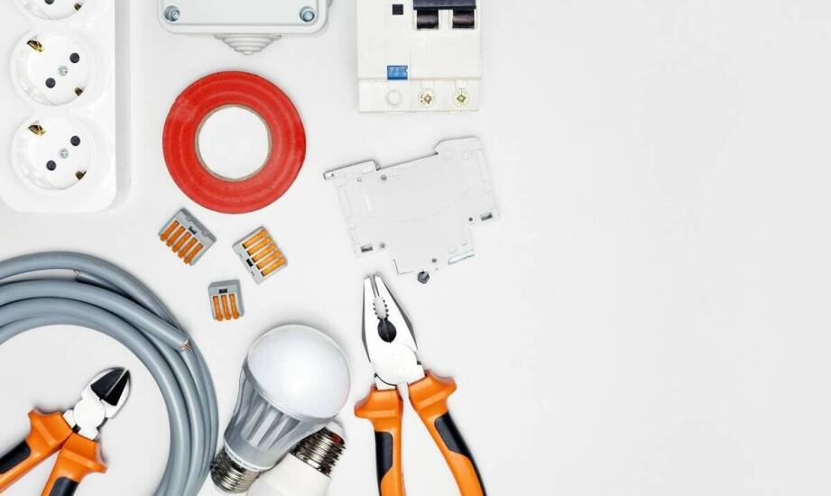 Jak lokalny punkt z artykułami elektrycznymi pomaga uniknąć błędów przy wymianie osprzętu