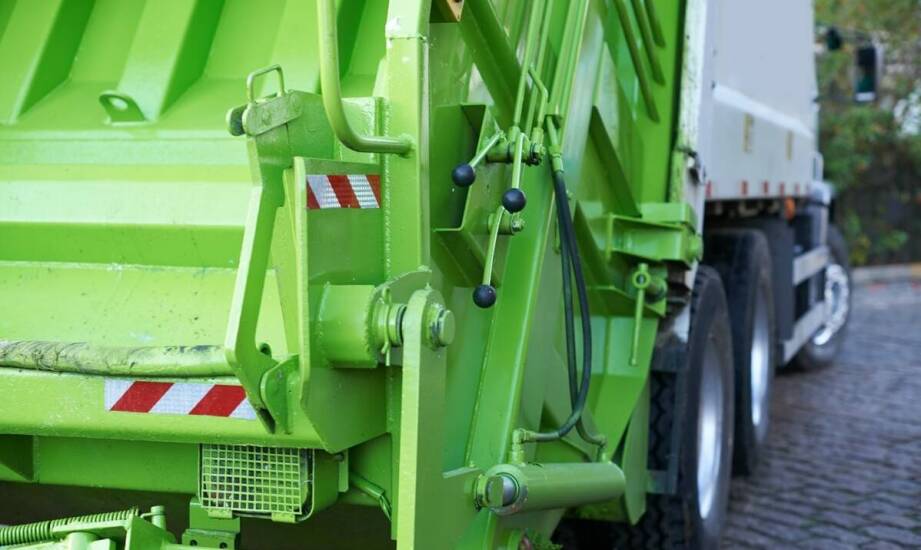 Co w 15-tonowej śmieciarce decyduje o przestojach: hydraulika, elektronika i dostęp serwisowy