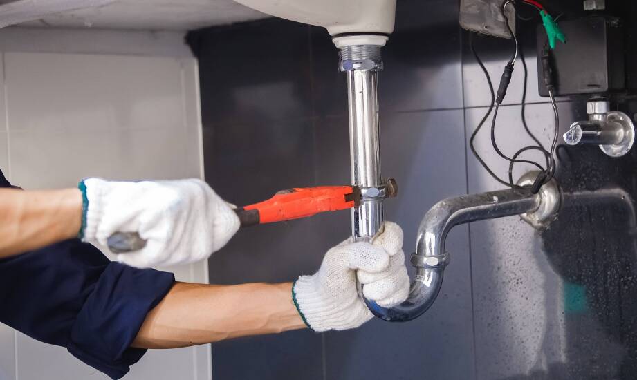 Co dzieje się podczas wizyty hydraulika przy zapchanej rurze i wymianie armatury