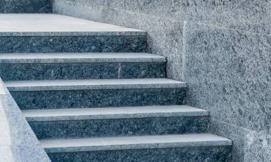 Jak geometria domu wymusza indywidualny projekt schodów granitowych i wpływa na wygodę