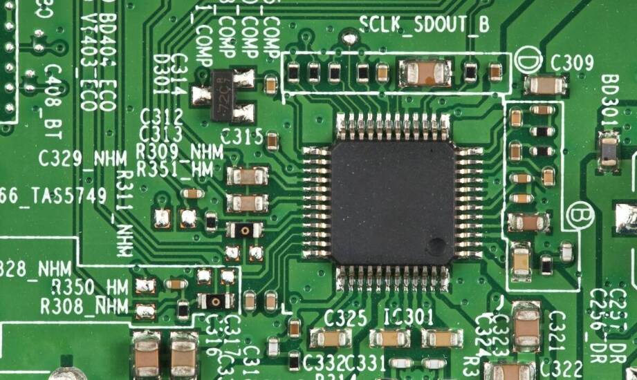 Jak dobrać gniazdo bezpiecznikowe do montażu PCB, panelowego i przewodowego