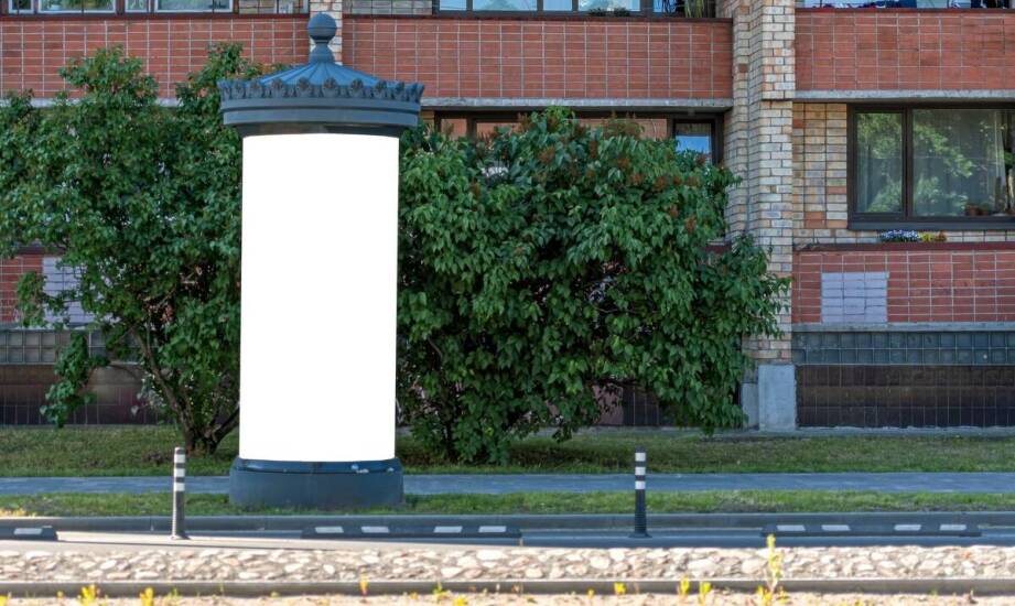 Jak zaprojektować oznakowanie budynku w gęstej zabudowie, by nie ginęło z ulicy