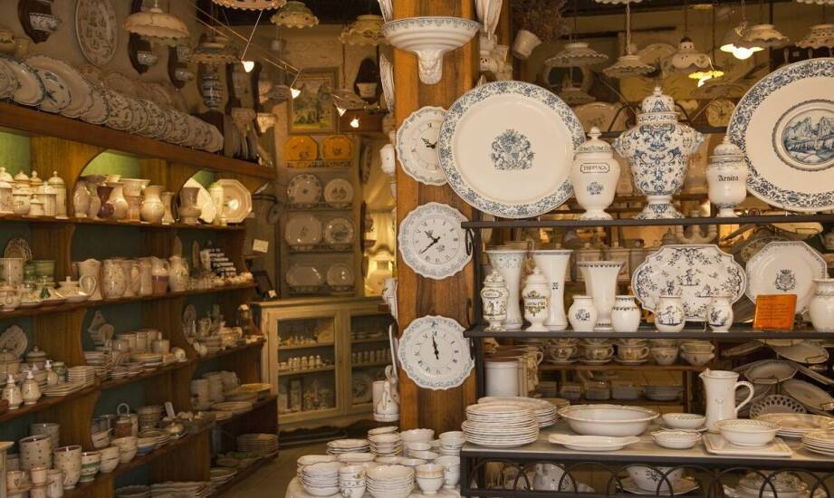 Stara porcelana z antykwariatu — co decyduje o wartości kolekcjonerskiej i inwestycyjnej na lokalnym rynku