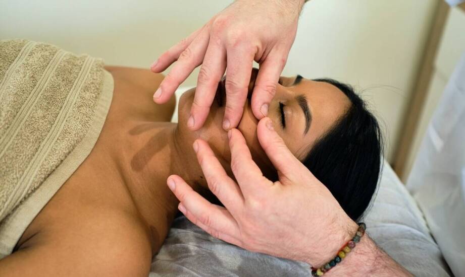 Jak manualny lifting Kobido wpływa na napięcie mięśni i obrzęki twarzy po 30. roku życia