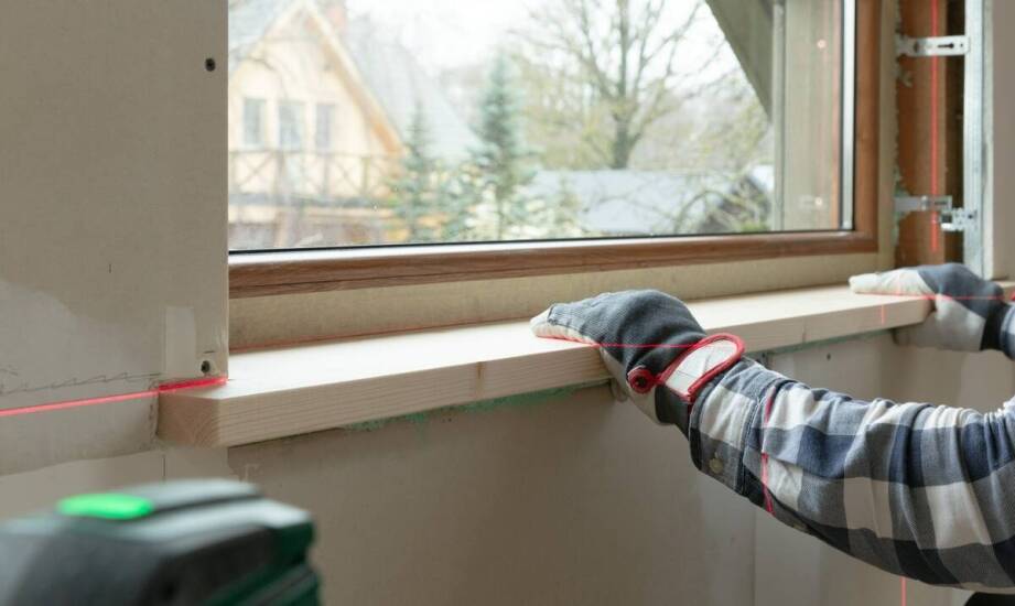 Drewniany parapet w rustykalnym wnętrzu — dopasowanie, montaż i pielęgnacja bez utraty charakteru drewna