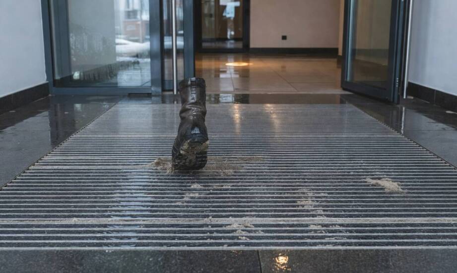 Jak osadnik pod wycieraczką przejmuje wodę, piasek i roztopiony brud