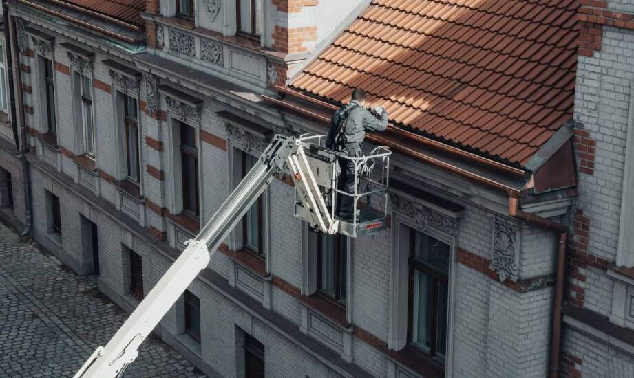 Podnośnik koszowy przy pracach dekarskich w mieście — kiedy chroni dach i otoczenie