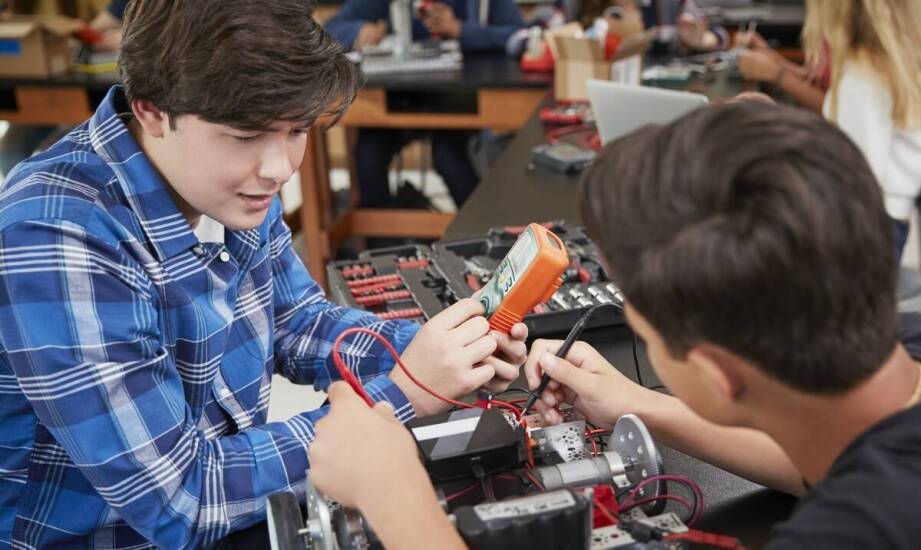 Kiedy techniczne półkolonie pasują do potrzeb nastolatka i jak ocenić program