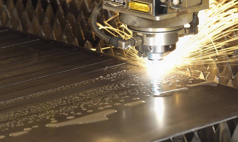 Od gilotyny po laser fiber — jak grubość blachy przesądza o wyborze technologii