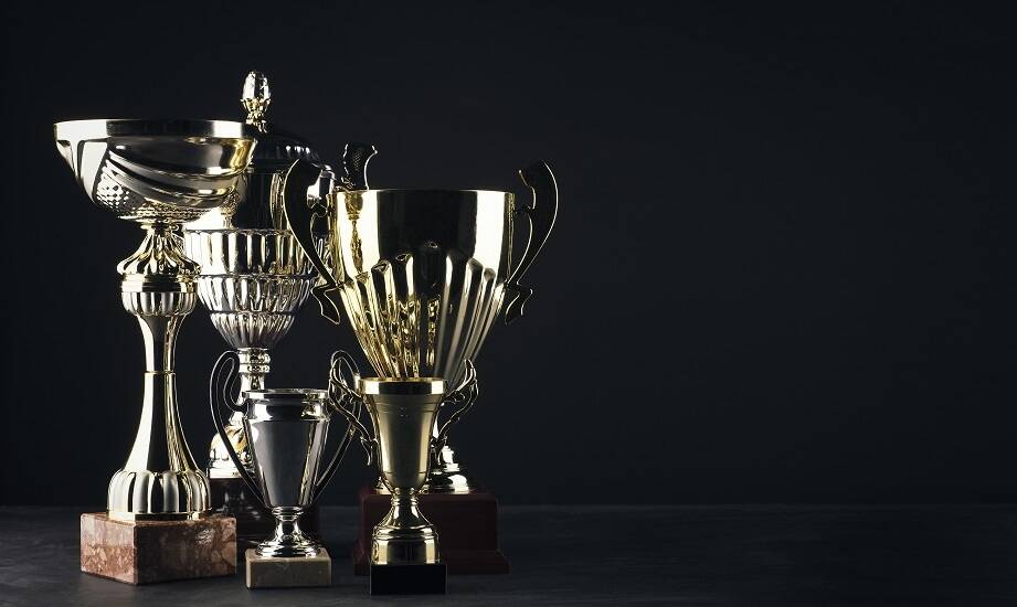 Motyw, rozmiar i materiał emblematu — co zmieniają w trofeum sportowym