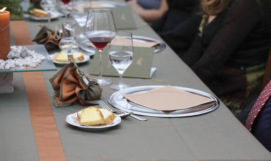 Tkanina obrusa w gastronomii i domu: które cechy naprawdę decydują o odporności na plamy