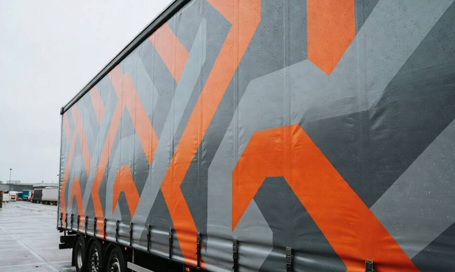 Dlaczego nadruk na materiale plandekowym lepiej znosi ruch i warunki zewnętrzne niż zwykły baner