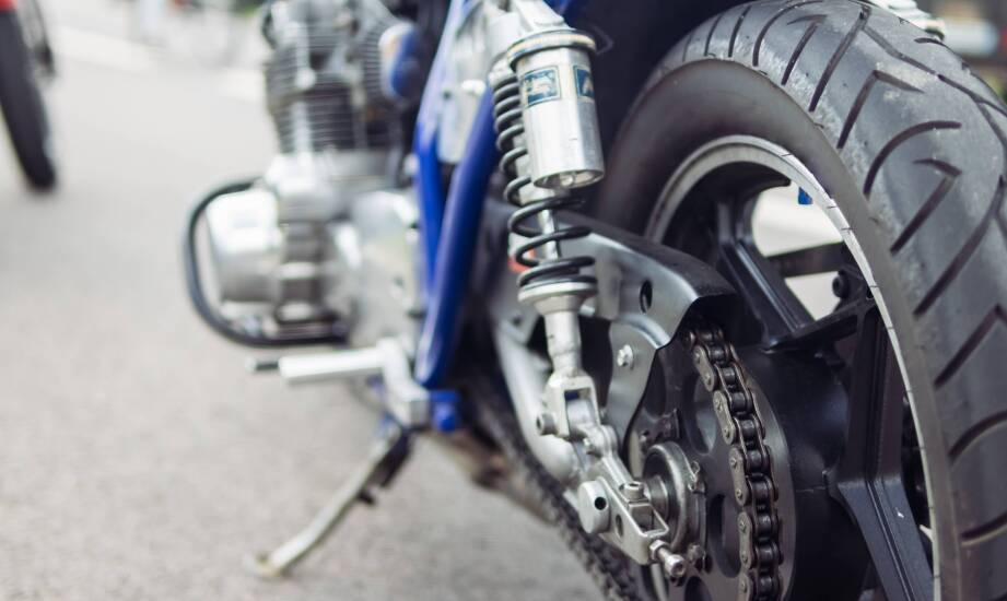 Na co patrzeć w ofercie sklepu z częściami do motocykla, szukając hamulców i wydechu