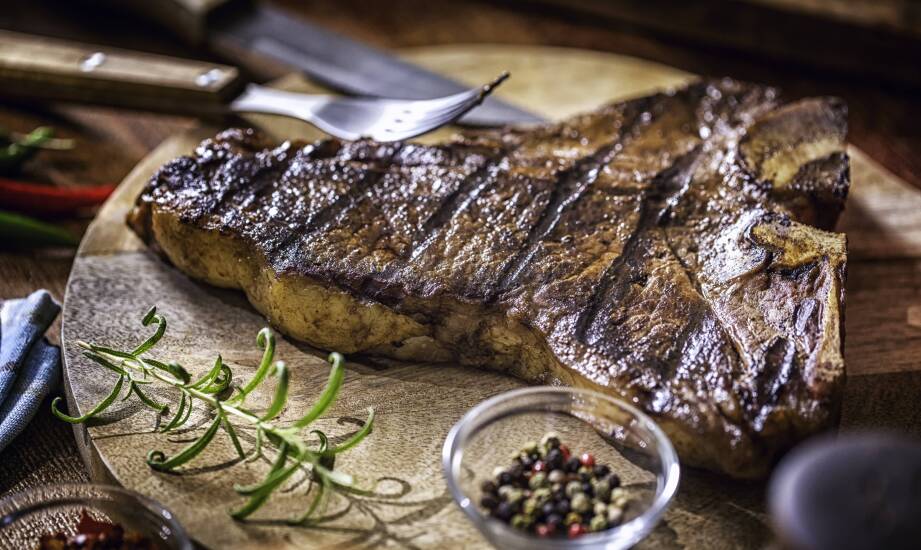 Jak dobrać wino i dodatki do porterhouse’a, by zachować równowagę między polędwicą a rostbefem