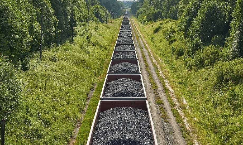 Jak opróżnia się wagony z piaskiem i kruszywem oraz co utrudnia pracę