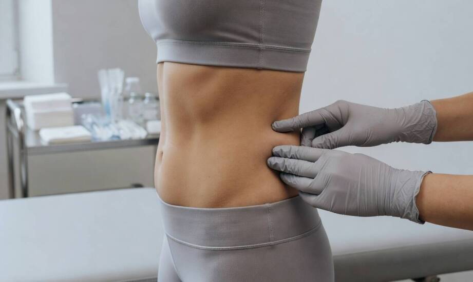 Miejscowy tłuszcz na bokach talii — kiedy warto rozważyć lipolizę iniekcyjną