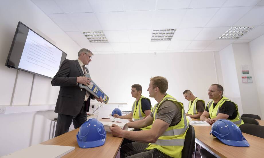 Kiedy okresowe szkolenie BHP można zorganizować w formie e-learningu, a dla jakich stanowisk przepisy wymagają zajęć stacjonarnych?