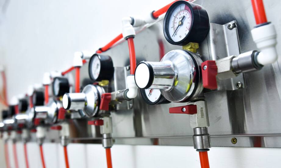 Jak sposób podłączenia Pt100 wpływa na błąd pomiaru w długich instalacjach przemysłowych