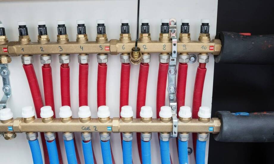 Mieszana instalacja CO z podłogówką i grzejnikami — kiedy rozdzielacz porządkuje układ