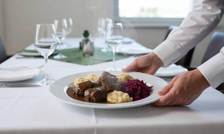 Jak dopasować śląskie menu na komunię i chrzciny do liczby gości i formatu uroczystości