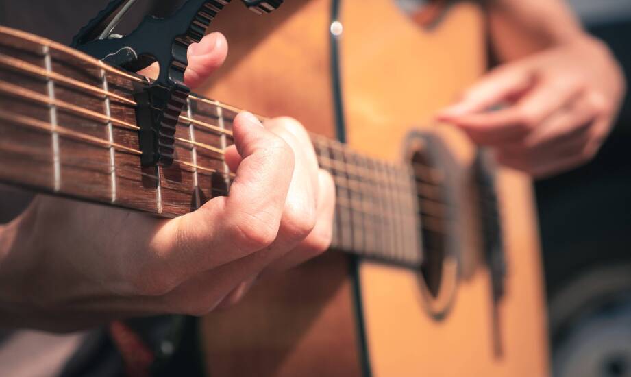 Dlaczego kapodaster na gitarze klasycznej rozstraja instrument i jak to ograniczyć