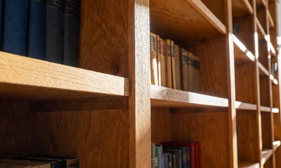 Kiedy biblioteczka z sosny wytrzyma ciężkie zbiory, a kiedy wymaga wzmocnienia
