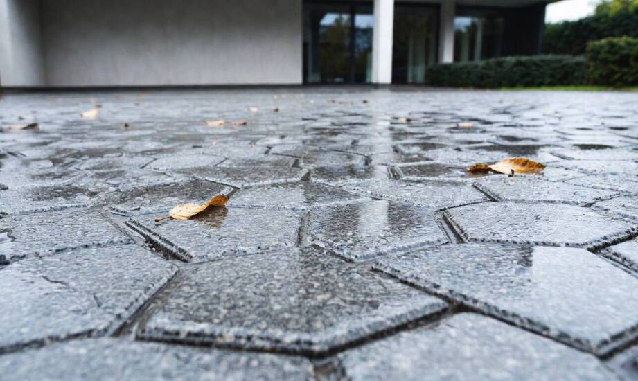 Co sprawia, że granit zachowuje trwałość na podjazdach i tarasach w Warszawie