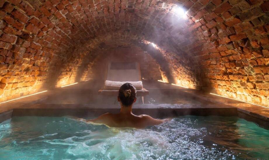 Strefa wellness z basenem hydromasażowym w hotelu — dlaczego pobyt w centrum miasta wymaga innego rytmu relaksu