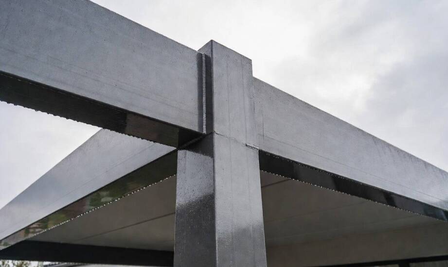 Stalowa pergola na tarasie i przy podjeździe — od czego zależy trwałość w polskich warunkach