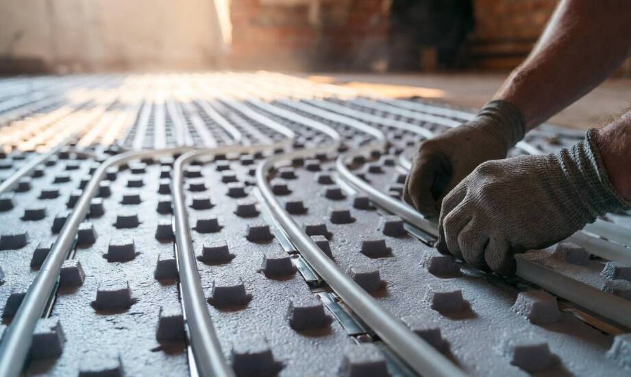 Kiedy suchy system ogrzewania podłogowego z kotłem na pellet sprawdza się w starym budynku
