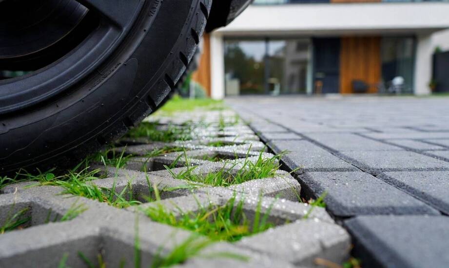 Kiedy kostka, Jomb i płyty ażurowe sprawdzają się na podjazdach i parkingach