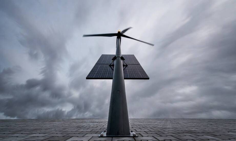 Dlaczego hybrydowa latarnia solarno-wiatrowa utrzymuje światło tam, gdzie sama solarna słabnie