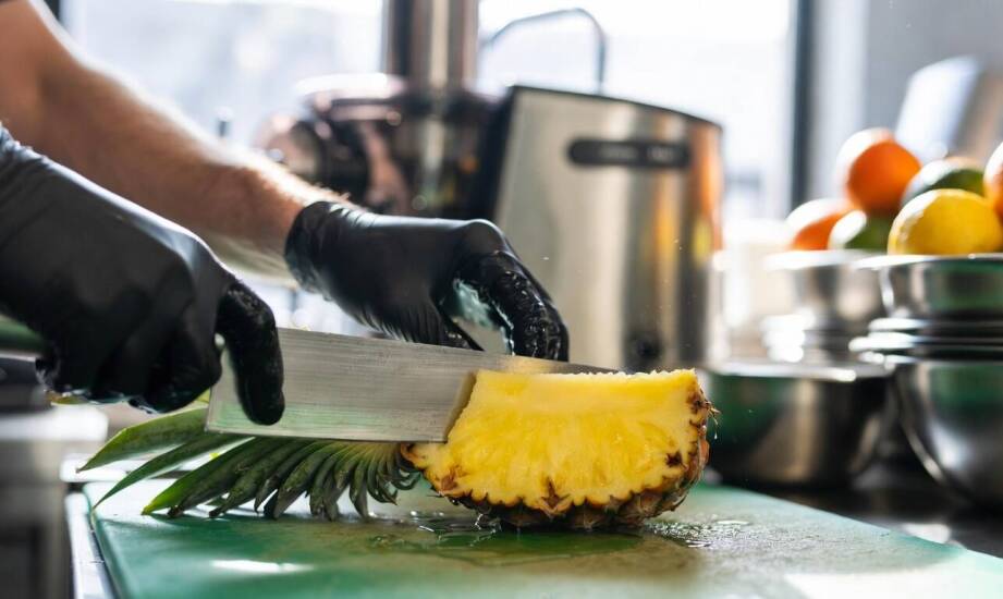 Jak przygotować ananasa i inne owoce do wyciskarki wolnoobrotowej, by utrzymać tempo pracy w gastronomii