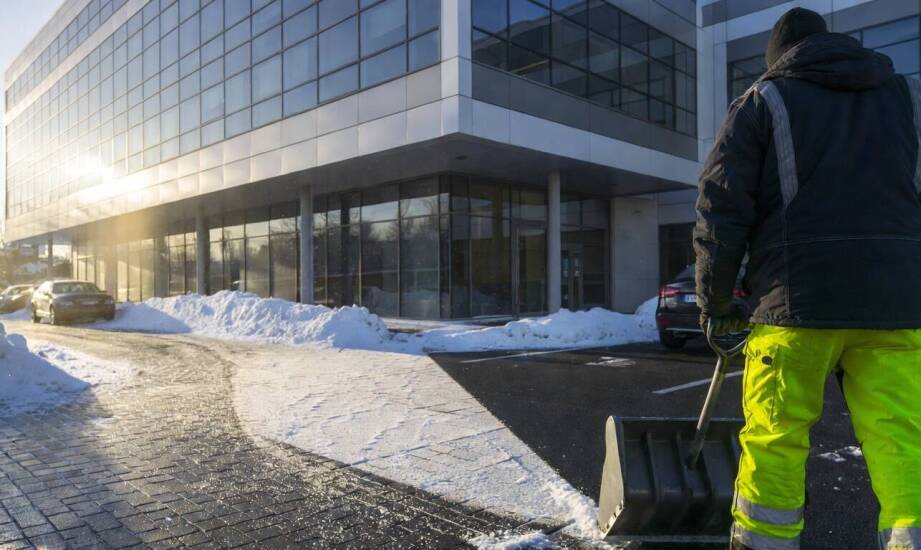 Jak przygotować zimowe utrzymanie chodników i parkingów przy obiektach firmowych w Pile